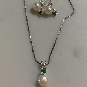 Pearl and emerald necklace and earrings set